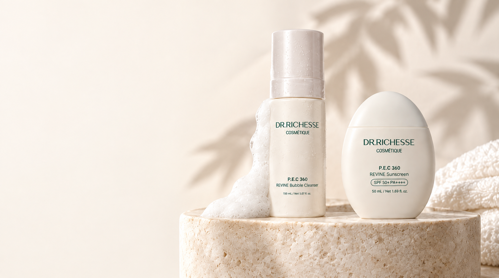 REVINE Bubble Cleanser și Sunscreen pe un soclu din piatră naturală, în lumină caldă